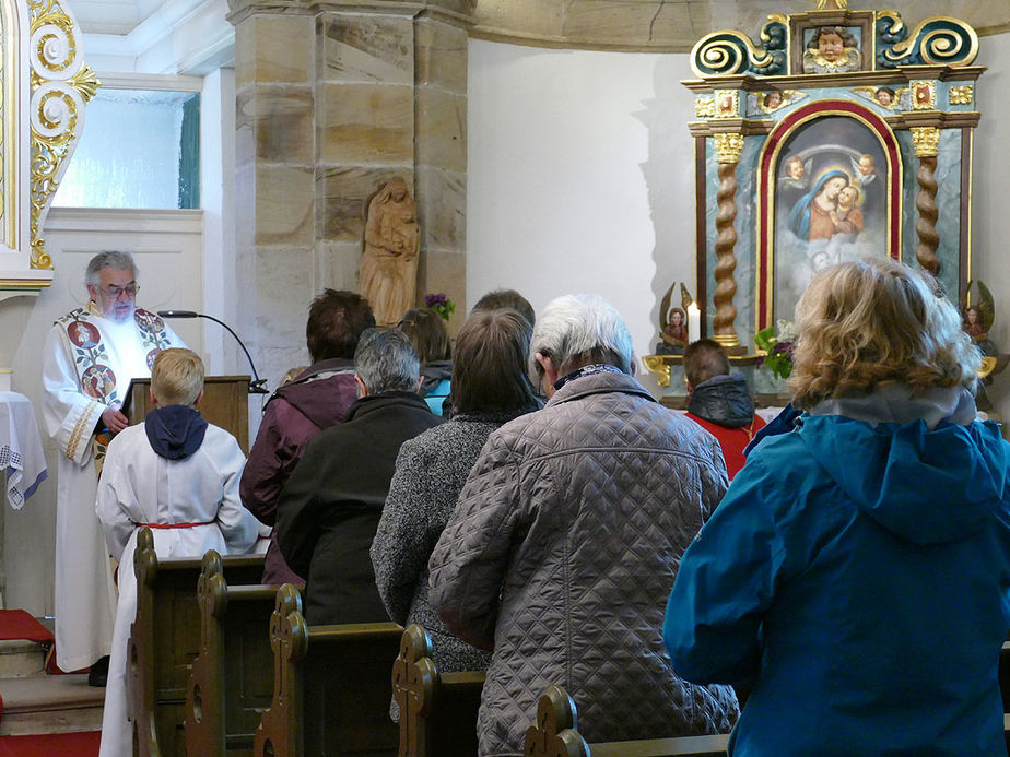 Bittprozession an der Weingartenkapelle (Foto: Karl-Franz Thiede)